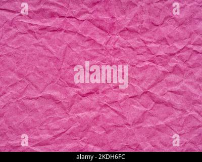 Zerknitterte rosa Papierstruktur. Rosafarbenes Papierblatt für Innen- und Außendekoration. Hintergrund für Kunsthandwerk, Neujahr Designs Dekoration, Text Stockfoto