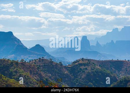 Atemberaubender Landschaftsblick auf die afrikanische Landschaft, Simien Berge in Äthiopien Stockfoto