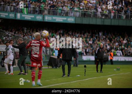 Curitiba, Brasilien. 06. Nov, 2022. Während Coritiba und Flamengo. Spiel gültig für die 36. Runde der Brasilianischen Meisterschaft 2022. Major Antônio Couto Pereira Stadion in Curitiba, Pr. Kredit: Reinaldo Reginato/FotoArena/Alamy Live Nachrichten Stockfoto