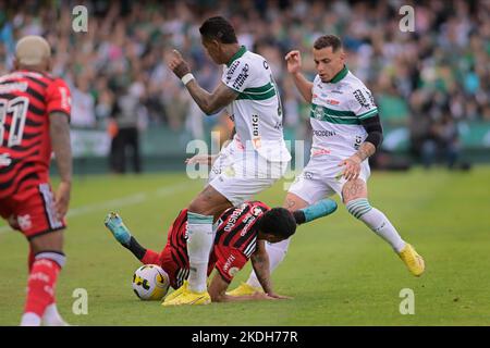 Curitiba, Brasilien. 06.. November 2022. Mateusão während Coritiba und Flamengo. Spiel gültig für die 36. Runde der Brasilianischen Meisterschaft 2022. Major Antônio Couto Pereira Stadion in Curitiba, Pr. Kredit: Reinaldo Reginato/FotoArena/Alamy Live Nachrichten Stockfoto