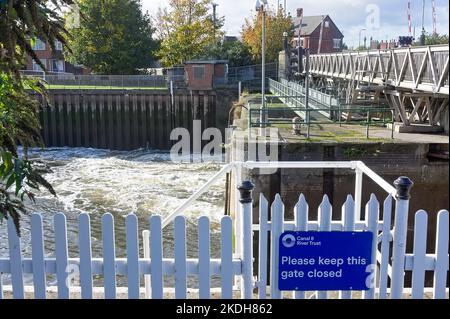 Wasser fließt von den Schleusentoren unter der Schleusenbrücke auf dem Fluss Witham.in Boston Lincolnshire Stockfoto