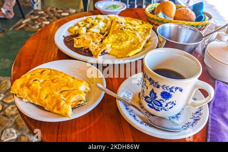 Mexikanisches Omelett mit schwarzen Bohnen Kartoffeln und Nachos auf weißem Teller in El Cafecito in Zicatela Puerto Escondido Oaxaca Mexiko. Stockfoto