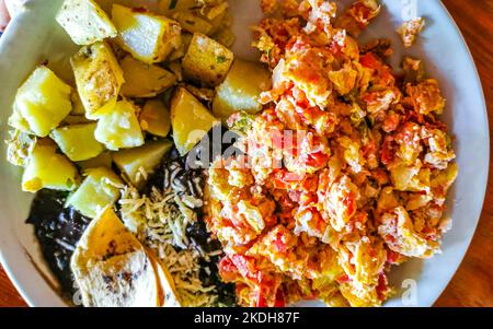 Mexikanisches Omelett mit schwarzen Bohnen Kartoffeln und Nachos auf weißem Teller in El Cafecito in Zicatela Puerto Escondido Oaxaca Mexiko. Stockfoto