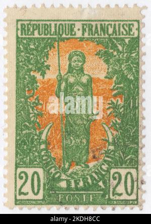 FRANZÖSISCH-KONGO - 1900: 20-Zentimeter-grüne und orangene Briefmarke mit der Darstellung der Bakalois-Frau aus dem Kongo 1900 Stockfoto