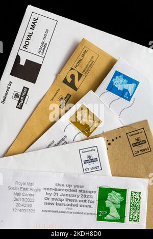 Briefmarken von Royal Mail auf gestempelten und frankierten Briefen. Stockfoto