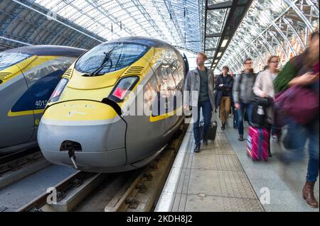 Passagiere, die am Bahnhof London St. Pancras International, London, Großbritannien, an einem Eurostar-Zug der Klasse 374 vorbeigehen Stockfoto