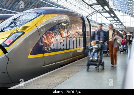 Passagiere, die am Bahnhof London St. Pancras International, London, Großbritannien, an einem Eurostar-Zug der Klasse 374 vorbeigehen Stockfoto