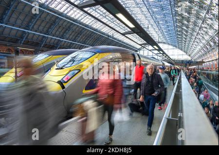 Passagiere, die am Bahnhof London St. Pancras International, London, Großbritannien, an einem Eurostar-Zug der Klasse 374 vorbeigehen Stockfoto