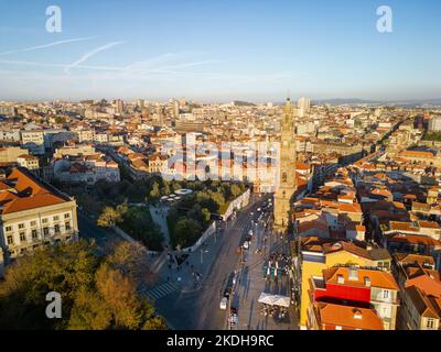 Luftaufnahme des Clerigos-Turms (Torre dos Clerigos), Porto, Portugal. Unesco-Weltkulturerbe Stockfoto