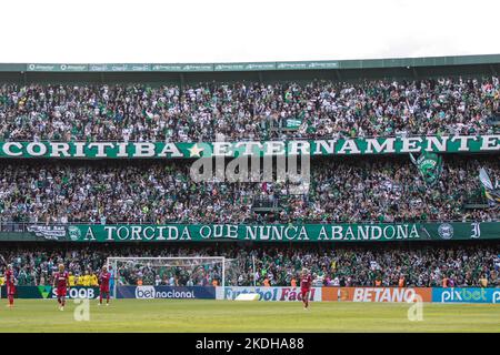 Curitiba, Brasilien. 06.. November 2022. PR - Curitiba - 11/06/2022 - BRASILIANISCHER A 2022, CORITIBA X FLAMENGO - Coritiba-Fans bei einem Spiel gegen Flamengo im Couto Pereira-Stadion für die brasilianische Meisterschaft A 2022. Foto: Robson Mafra/AGIF/Sipa USA Quelle: SIPA USA/Alamy Live News Stockfoto