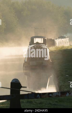 Narrowboats vertäuten an einem Misty Autumn Morning auf dem Shropshire Union Canal bei Wharton's Lock in Censhire Stockfoto