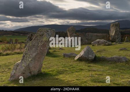 Tomnaverie Stone Circle auf einem kleinen Hügel im Howe of Cromar in der Nähe von Tarland, mit Blick auf den Liegeergel und zwei aufrechte Flanker Stockfoto