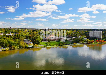 Blick auf Poughneepfsie NY entlang des Hudson River Stockfoto