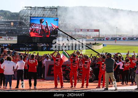 VALENCIA, Spanien. , . #63 Francesco ' Pecco' BAGNAIA, der neue MotoGP-Weltmeister aus Italien auf dem DUCATI-Rad feiert. - FINALE DER MOTO GP Saison 2022, Moto-GP, das Rennen am Sonntag, 6. November auf dem Kurs Ricardo Tormo in Valencia. Foto und Copyright © Eric ALONSO/ATP images Credit: SPP Sport Press Foto. /Alamy Live News Stockfoto