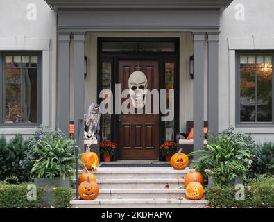 Halloween-Dekorationen auf der Veranda und Stufen des Hauses Stockfoto