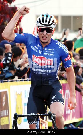 Saitama, Japan. 6.. November 2022. Der belgische Radfahrer Jasper Philipsen von Alpecin-Deceuninck schlägt die Faust, als er am Sonntag, den 6. November 2022, das Saitama-Kriterium der Tour de France in Saitama, einem Vorort von Tokio, gewinnt. Philipsen gewann das Rennen 59,5km mit einer Zeit von 1hour 23minutes 44seconds. Quelle: Yoshio Tsunoda/AFLO/Alamy Live News Stockfoto