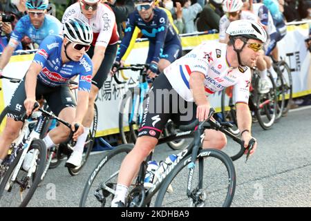 Saitama, Japan. 6.. November 2022. Der britische Radfahrer Mark Cavendish (R) von Quick Step führt den belgischen Radfahrer Jasper Philipsen (L) von Alpecin-Deceuninck am Sonntag, dem 6. November 2022, beim Saitama-Kriterium der Tour de France in Saitama, einem Vorort von Tokio. Cavendish gewann den besten Sprintertitel und Philipsen gewann das Rennen 59,5km mit einer Zeit von 1hour 23minutes 44seconds. Quelle: Yoshio Tsunoda/AFLO/Alamy Live News Stockfoto