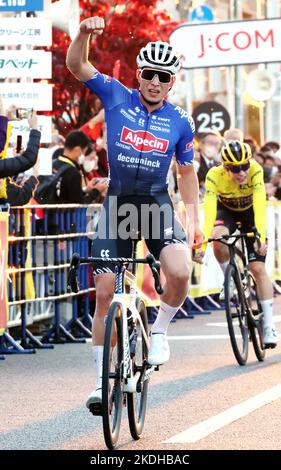 Saitama, Japan. 6.. November 2022. Der belgische Radfahrer Jasper Philipsen von Alpecin-Deceuninck schlägt die Faust, als er am Sonntag, den 6. November 2022, das Saitama-Kriterium der Tour de France in Saitama, einem Vorort von Tokio, gewinnt. Philipsen gewann das Rennen 59,5km mit einer Zeit von 1hour 23minutes 44seconds. Quelle: Yoshio Tsunoda/AFLO/Alamy Live News Stockfoto