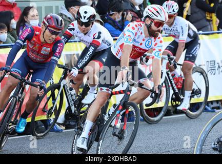 Saitama, Japan. 6.. November 2022. Der deutsche Radfahrer Simon Geschke von Cofidis verhandelt am Sonntag, 6. November 2022, beim Saitama-Kriterium der Tour de France in Saitama, einem Vorort von Tokio, eine Kurve. Geschke gewann den besten Bergsteiger-Titel, während der belgische Radfahrer Jasper Philipsen das Rennen 59,5km mit einer Zeit von 1hour 23minutes 44seconds gewann. Quelle: Yoshio Tsunoda/AFLO/Alamy Live News Stockfoto