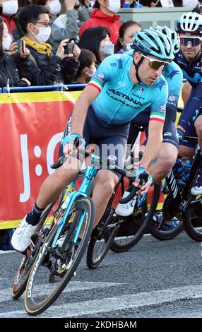 Saitama, Japan. 6.. November 2022. Der italienische Radfahrer Vincenzo Nibali aus Astana verhandelt am Sonntag, den 6. November 2022, beim Saitama-Kriterium der Tour de France in Saitama, einem Vorort von Tokio, eine Kurve. Nibali schloss nach diesem Rennen seinen professionellen Träger, während der Belgier Jaspis Philipsen das Rennen 59,5km mit einer Zeit von 1hour 23minutes 44seconds gewann. Quelle: Yoshio Tsunoda/AFLO/Alamy Live News Stockfoto