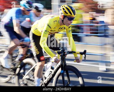 Saitama, Japan. 6.. November 2022. Tour de France-Champion Jonas Vingegaard von Jumbo Visma beschleunigt am Sonntag, den 6. November 2022, beim Tour de France Saitama Kriterium in Saitama, einem Vorort von Tokio. Vingegaard belegte den zweiten Platz, während der Belgier Jasper Philipsen das Rennen 59,5km mit einer Zeit von 1hour 23minutes 44seconds gewann. Quelle: Yoshio Tsunoda/AFLO/Alamy Live News Stockfoto