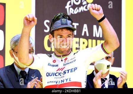 Saitama, Japan. 6.. November 2022. Der britische Radfahrer Mark Cavendish von Quick Step reagiert auf das Publikum bei der Preisverleihung des Saitama-Kriteriums der Tour de France am Sonntag, den 6. November 2022 in Saitama, einem Vorort von Tokio. Cavendish gewann den besten Sprintertitel, während der Belgier Jasper Philipsen das Rennen 59,5km mit einer Zeit von 1hour 23minutes 44seconds gewann. Quelle: Yoshio Tsunoda/AFLO/Alamy Live News Stockfoto