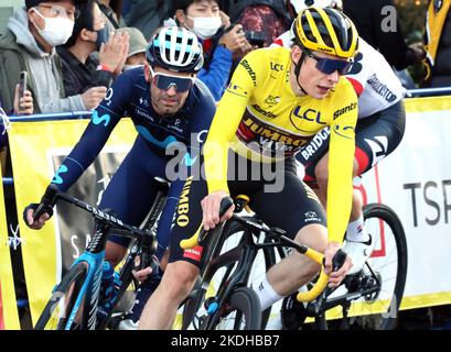 Saitama, Japan. 6.. November 2022. Tour de France-Champion Jonas Vingegaard von Jumbo Visma verhandelt am Sonntag, den 6. November 2022, eine Kurve beim Saitama-Kriterium der Tour de France in Saitama, einem Vorort von Tokio. Vingegaard belegte den zweiten Platz, während der Belgier Jasper Philipsen das Rennen 59,5km mit einer Zeit von 1hour 23minutes 44seconds gewann. Quelle: Yoshio Tsunoda/AFLO/Alamy Live News Stockfoto