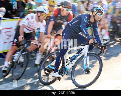 Saitama, Japan. 6.. November 2022. Der spanische Radfahrer Alejandro Valverde (R) führt am Sonntag, den 6. November 2022, eine Radsportrudel beim Saitama-Kriterium der Tour de France in Saitama, einem Vorort von Tokio, an. Valverde schloss seine professionelle Fluggesellschaft, während der Belgier Jasper Philipsen das Rennen von 59,5km mit einer Zeit von 1hour 23minutes 44seconds gewann. Quelle: Yoshio Tsunoda/AFLO/Alamy Live News Stockfoto