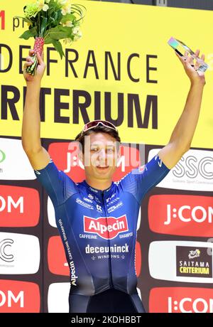 Saitama, Japan. 6.. November 2022. Der Belgier Jasper Philipsen von Alpecin reagiert auf das Publikum bei der Preisverleihung des Saitama-Kriteriums der Tour de France am Sonntag, 6. November 2022 in Saitama, einem Vorort von Tokio. Philipsen gewann das Rennen 59,5km mit einer Zeit von 1hour 23minutes 44seconds. Quelle: Yoshio Tsunoda/AFLO/Alamy Live News Stockfoto