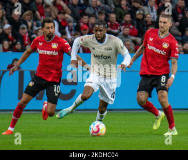 Leverkusen, Nordrhein-Westfalen, Deutschland. 6.. November 2022. Union Berlin Stürmer THEOSON-JORDAN SIEBATCHEU (45, Mitte) läuft am 6. November 2022 in der BayArena in Leverkusen an den Bayer-Leverkusen-Spielern KEREM DEMIRBAY (10, links) und ROBERT ANDRICH (8, rechts) beim Bundesliga-Spiel Bayer Leverkusen gegen Union Berlin vorbei. (Bild: © Kai Dambach/ZUMA Press Wire) Stockfoto