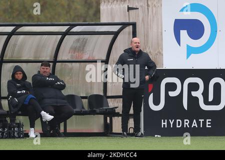 DurhamUK. Sonntag, 6.. November 2022Durham Grant Scott, First Team Lead Coach der Frauen in Durham, während des FA Women's Championship-Spiels zwischen dem FC Durham Women und Charlton Athletic am Sonntag, dem 6.. November 2022 im Maiden Castle, Durham City. (Kredit: Mark Fletcher | MI News) Kredit: MI Nachrichten & Sport /Alamy Live News Stockfoto