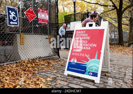 New York City, Usa. 06.. November 2022. Ein Schild, auf dem während der frühen Abstimmung in New York City eine Stelle für eine frühzeitige Abstimmung an der West Side High School angezeigt wird. (Foto: Michael Brochstein/Sipa USA) Quelle: SIPA USA/Alamy Live News Stockfoto