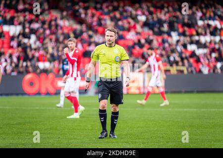 Aalborg, Dänemark. 06.. November 2022. Schiedsrichter Jens Maae gesehen während der Superliga-Spiel 3F zwischen Aalborg Boldklub und Silkeborg, WENN in Aalborg Portland Park in Aalborg. (Foto: Gonzales Photo/Alamy Live News Stockfoto