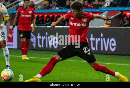 Leverkusen, Nordrhein-Westfalen, Deutschland. 6.. November 2022. Bayer Leverkusen-Spieler ADAM HLOZEK (23) versucht am 6. November 2022 beim Bundesliga-Spiel Bayer Leverkusen gegen Union Berlin in der BayArena in Leverkusen, Deutschland, eine Abhörung. (Bild: © Kai Dambach/ZUMA Press Wire) Stockfoto