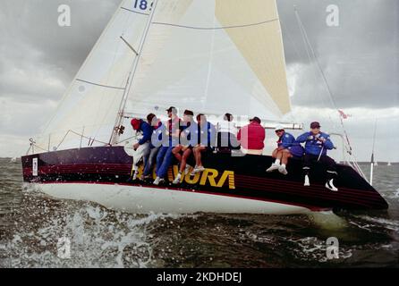 AJAXNETPHOTO. 1ST. AUGUST 1989. WESTERN SOLENT, ENGLAND. - ADMIRAL'S CUP 1989 - KANALRENNEN - BRAVURA (USA) - SKIPPER IRVING LOUBE. DESIGNER BRUCE FARR FOTO:JONATHAN EASTLAND/AJAX REF:1331081 122 Stockfoto