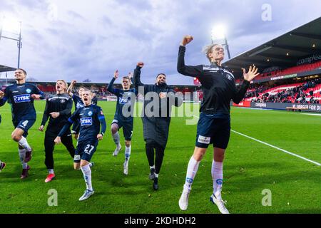 Aalborg, Dänemark. 06.. November 2022. Die Spieler von Silkeborg IF feiern den Sieg nach dem Superliga-Spiel 3F zwischen Aalborg Boldklub und Silkeborg IF im Aalborg Portland Park in Aalborg. (Foto: Gonzales Photo/Alamy Live News Stockfoto