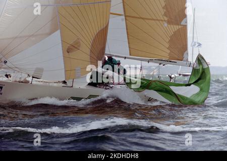 AJAXNETPHOTO. 1ST. AUGUST 1989. WESTERN SOLENT, ENGLAND. - ADMIRAL'S CUP 1989 - 4TH KÜSTENRENNEN - PINTA (GER) - SKIPPER ALEX HAGEN & THOMAS JUNGBLOT. FOTO: JONATHAN EASTLAND/AJAX REF:1331081 158 Stockfoto