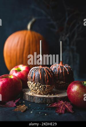 Nahaufnahme von Schokoladen-Karamell-Süßigkeitenäpfeln für Hallowe'en. Stockfoto