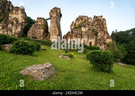 Blick auf die Externsteine, eine beeindruckende Sandsteinfelsenformation im Teutoburger Wald bei Detmold, Deutschland Stockfoto