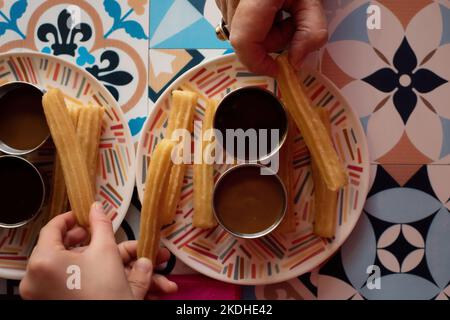 Familie hält Churros in einem mexikanischen Restaurant Stockfoto