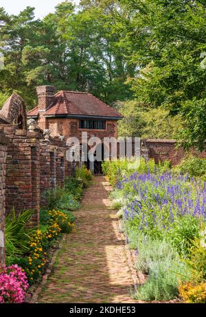 Fort Ticonderoga, NY - 30. September 2022: Ummauerter Garten und kleines Haus im Bundesstaat Fort Ticonderoga, New York Stockfoto