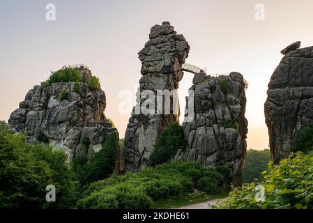 Die ikonische Externsteine-Felsformation gegen den frühen Morgenhimmel, Teutoburger Wald, Deutschland Stockfoto