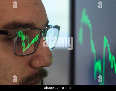 Financial Services, Analyst, der Finanzmarktdaten betrachtet Stockfoto