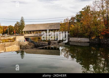 Quechee, VT - 5. Oktober 2022: Der Ottauquechee-Fluss fließt unter der Quechee Covered Bridge in Vermont Stockfoto