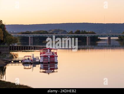Harrisburg, PA - 9. Oktober 2022: Stolz auf das Susquehanna-Ausflugsboot, das im Fluss in Harrisburg, PA, angedockt ist Stockfoto