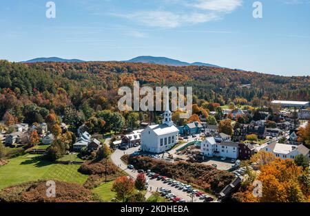 Stowe, VT - 6. Oktober 2022: Luftaufnahme der Stadt Stowe in Vermont im Herbst Stockfoto