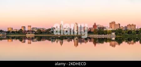 Harrisburg, PA - 9. Oktober 2022: Panorama des Stadtbildes von Harrisburg in Pennsylvania Stockfoto