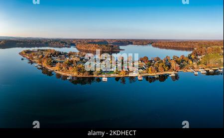 Hochauflösendes Luftpanorama von Häusern am See, Bootsdocks und wunderschönen Herbstlaub am Tims Ford Lake, in Shasteen Bend, Winche Stockfoto