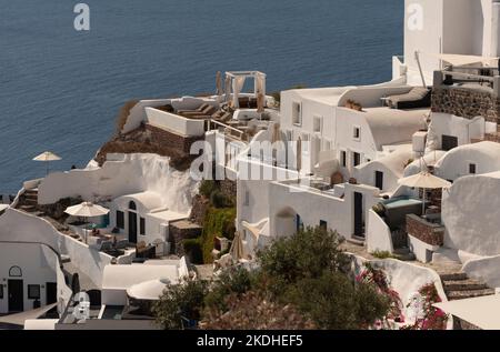 Oia, Santorini, Griechenland. 2022. Klippenunterkunft mit Blick auf das Ägäische Meer in Oia auf der Insel Santorini, Zimmer, Apartments, Vermietung, Griechenland. Stockfoto