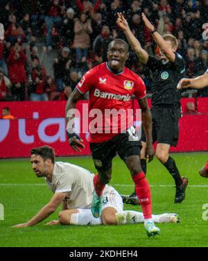 Leverkusen, Nordrhein-Westfalen, Deutschland. 6.. November 2022. Bayer Leverkusen-Spieler MOUSSA DIABY (19, Mitte) feiert sein Tor vor Union-Berlin-Spieler RANI KHEDIRA (8, Mitte, hinten) und Schiedsrichter ROBERT SCHROEDER (rechts) beim Bundesliga-Spiel Bayer Leverkusen gegen Union Berlin in der BayArena in Leverkusen am 6. November 2022. (Bild: © Kai Dambach/ZUMA Press Wire) Stockfoto